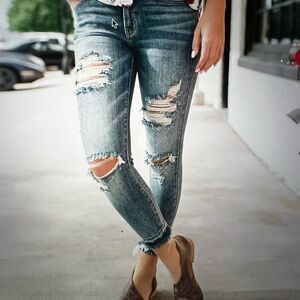 KanCan Signature. Mid-Rise Ankle Skinny Jean. Inseam 26. Waist 28.